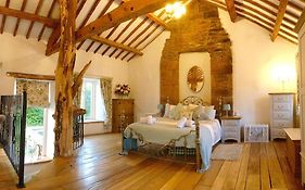Romantic Quirky Cottage With Private Garden And Parking